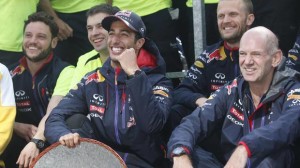 Ricciardo con Newey durante le foto per i festeggiamenti del Team Red Bull