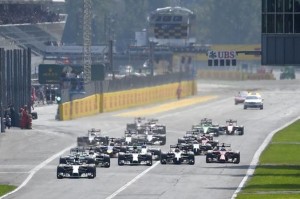 Lo scatto di Rosberg alla partenza del GP mentre Hamilton scivola dietro