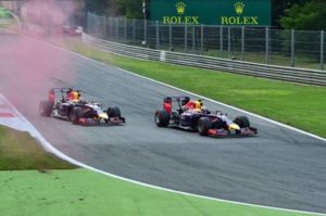 Il sorpasso capolavoro di Ricciardo su Vettel, prima finta a destra, quindi lo passa a sinistra