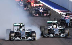 Rosberg spiattella le gomme alla prima curva nel tentativo di passare Hamilton