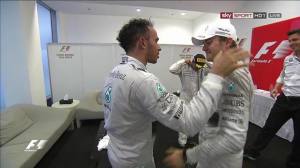 Rosberg va sportivamente a complimentarsi con Hamilton. Il tedesco è stato rallentato da problemi all'ERS ma è stato autore comunque di una stagione formidabile.