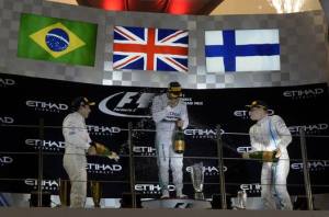 Hamilton sul podio, festeggiato da Bottas e Massa.