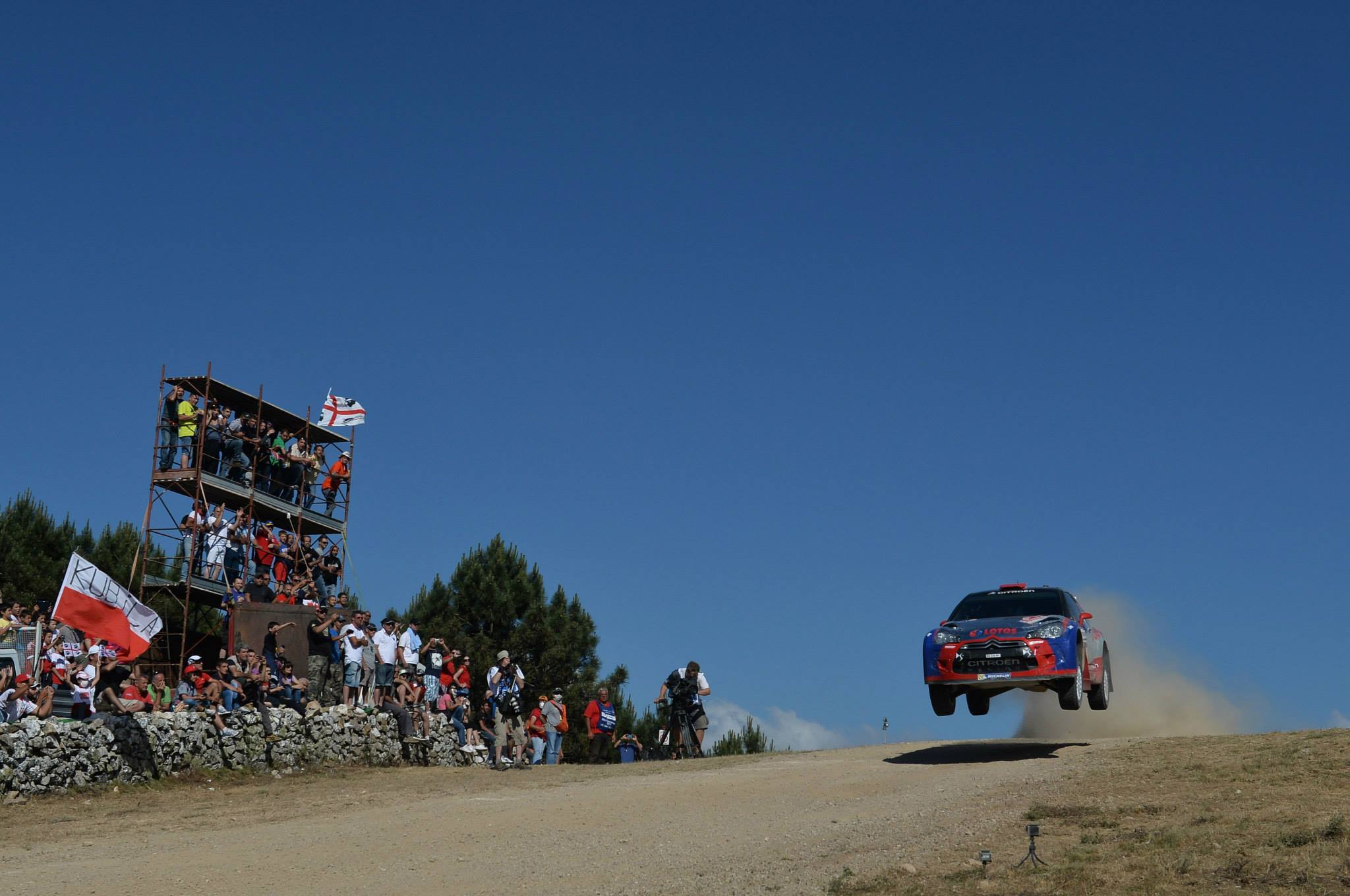 Kubica vola verso una nuova vittoria in WRC2 davanti ai suoi tanti fan italiani.