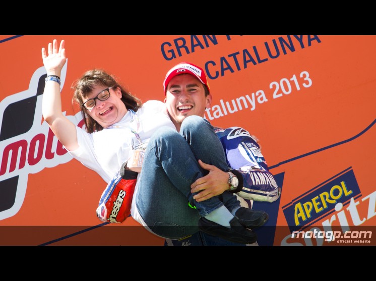 Lorenzo sul Podio con Anna Vives, che ha disegnato per lui il casco col quale ha corso il GP di Catalunya