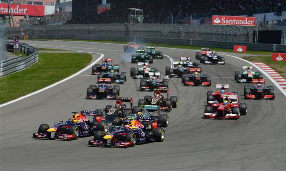 La prima curva del GP con Vettel e Webber davanti a tutti