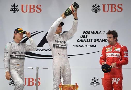 Il podio del Gp con Hamilton fra Rosberg e Alonso