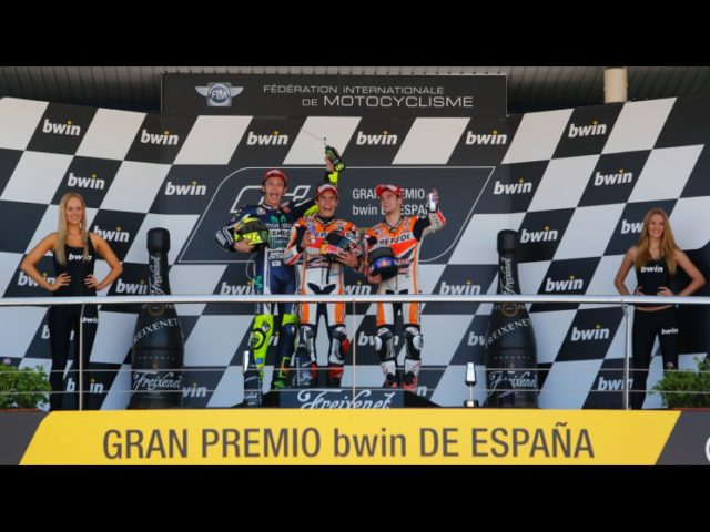 Sorrisi sul podio del GP di Spagna con Marquez fra Rossi e Pedrosa