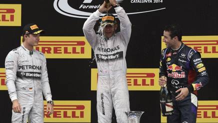 Hamilton Festeggia sul podio del Gp di Spagna fra Rosberg e il raggiante Ricciardo