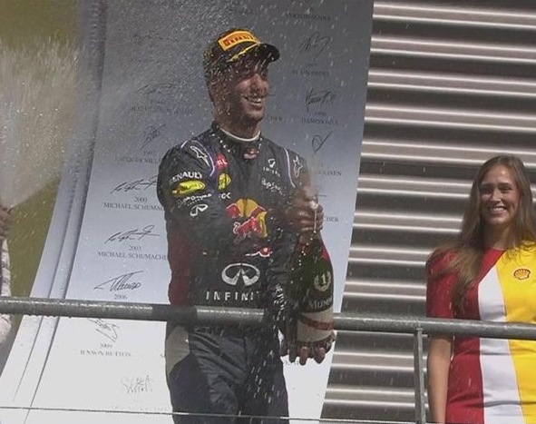 La gioia di Ricciardo sul podio dopo la vittoria