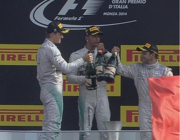 Il podio del GP con Hamilton in mezzo a Rosberg e Massa, acclamatissimo dai fan italiani