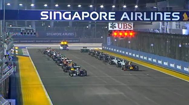 La Mercedes di Rosberg rimasta ferma in griglia di partenza viene spinta ai box.