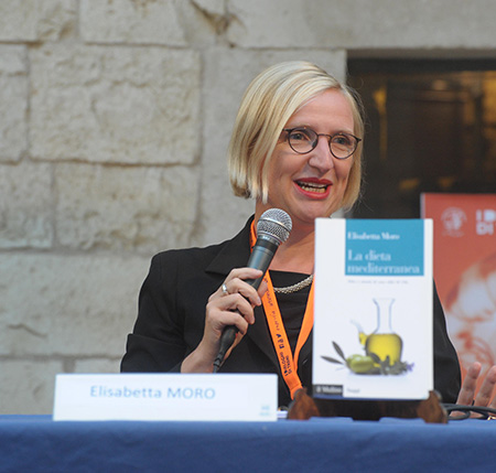 Elisabetta Moro con il suo volume ‘La dieta mediterranea. Mito e storia di uno stile di vita’