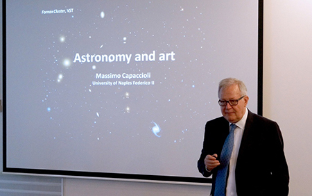 Massimo Capaccioli presenta la sua lezione magistrale su astronomia e arte all'Università di Dubna