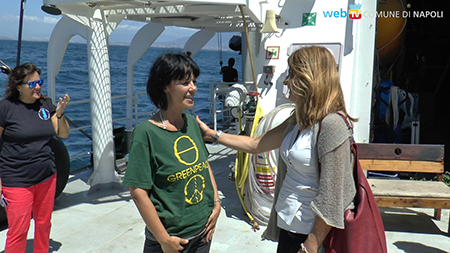 Nave di Greenpeace a Napoli
