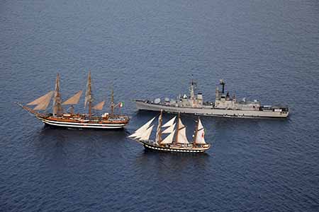 Nave Vespucci, De La Penne e Palinuro in navigazione acque antistanti Portoferraio - ph Marina Militare
