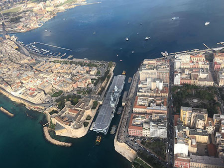 Nave Cavour attraversa il canale navigabile di Taranto ph - Marina Militare