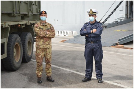 Nave San Giusto imbarca PMA Brigata Marina San Marco - ph Marina Militare