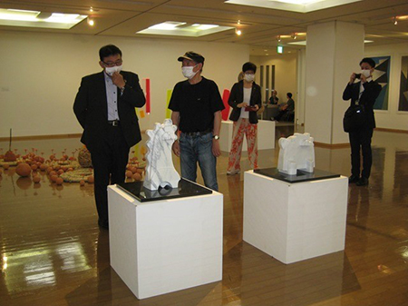 Mayor of Himeji, Hideyasu Kiyomoto, come to the museum seeing maestro Shikama Koziro's works