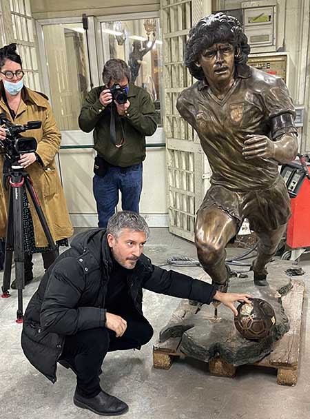 Domenico Sepe e la sua scultura di Maradona 