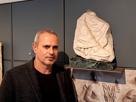 Alberto Samonà con il Frammento del Partenone