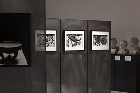 Foto allestimento della mostra ‘Sing Sing. Il corpo di Pompei’ di Luigi Spina nelle sale della Villa dei Papiri al Museo Archeologico Nazionale di Napoli. © Luigi Spina