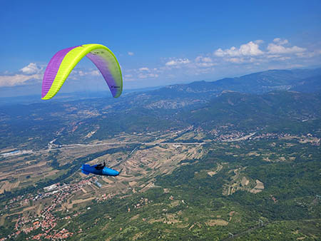 Parapendio in volo durante il Campionato Europeo 2022 a Nis in Serbia