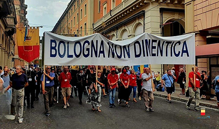 Gonfalone Napoli alla commemorazione strage di Bologna