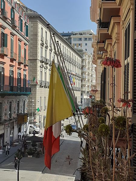 Bandiere a mezz'asta al Comune di Napoli