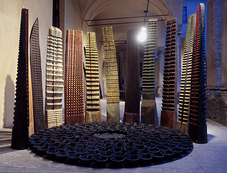 Franca Ghitti, Boco, 1989, installazione, legno, terra di fucina e coppelle in ferro, Museo Diocesano di Milano, 2005 - ph F. Cattabiani
